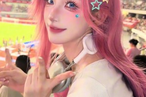 看台粉发辣妹惊艳全场！本想看绝美身材，结果球场中央站着佩德里