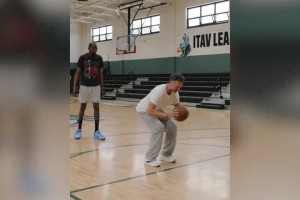 杜兰特与WNBA球员贝克斯同练中距离投篮