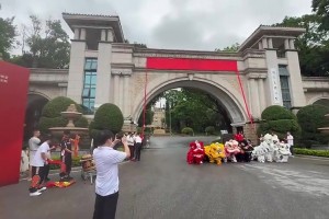 开门舞狮！广州体育学院正式接手恒大足校，现场围观人数不少