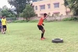 这是什么魔鬼训练？印度一教练让球员们踢轮胎