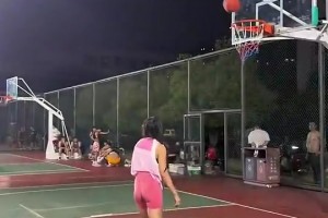 看NBA也就图一乐，想看对抗还得看美女小姐姐打野球