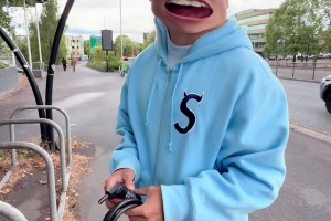 徐彬和女友逛街自行车被偷，网友：准英超中场铁闸，被偷了塔
