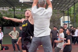 一副多少钱？民间牛人路边画库里油画像 看着是真的像