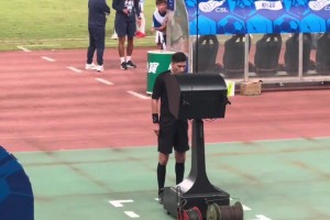 克雷桑踩踏对手，VAR介入，王大雷在替补席偷偷看VAR