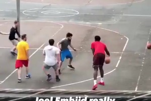 乐福在对面打小学生！名场面：恩比德对路人用出大风车扣篮！
