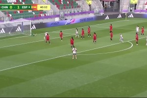 解围连续失误！往自家禁区顶？U20中国女足0-2落后西班牙