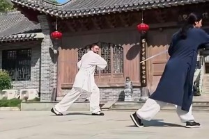来武当修行一下？狄龙与道士们一起打球，结果投了记三不沾