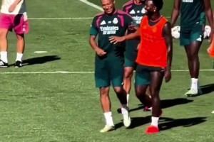 哥俩好！姆巴佩和维尼修斯手挽着手进入训练场