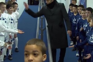 孩子王！名场面：当欧冠镜头给到穆里尼奥……
