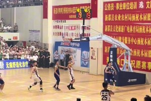 教科书级别的走步？村BA黑衣男反击上篮被吹走步 非常不满