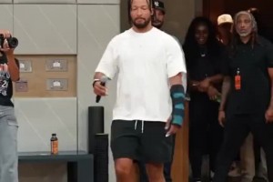 “纽约之王”在训练营里向这座城市的下一代后卫们传授球技 