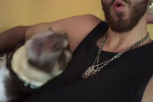 一人一房一狗！切特与自家小狗自拍！