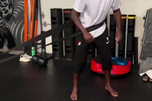 训练不能停！霍勒迪休赛期依旧泡在健身房苦练