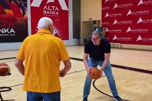 塞尔维亚总统武契奇球场秀球技，展现篮球基本功