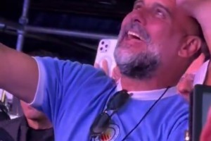 脱下西装秒变摇滚粉丝！瓜迪奥拉演唱会嗨唱，这就是赋闲的感觉嘛