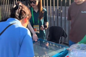 点赞正能量！北京国安为甘肃球迷免费送水送冰棍