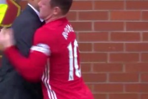 瓜迪奥拉上任第一年，在曼市德比中和鲁尼发生小冲突