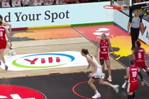 定海神针！韩旭砍下22+14 率领中国女篮逆转捷克女篮
