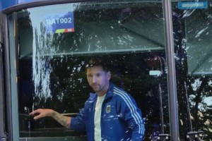 球迷赛后拍到梅西回酒店，下车的一瞬间全场高呼“messi~”