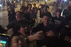 武汉球迷朝津门虎球迷的大巴吐口水？！足球流氓到处都是