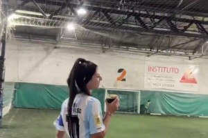 足球媛？小姐姐穿瑜伽裤踢球，这股风还是吹到了足球场