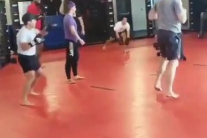 猛男训练！经典回顾：当年威少哈登和火箭球员休赛期苦练拳击~