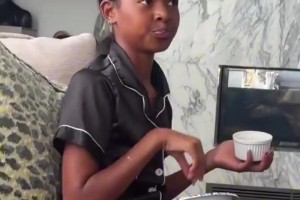遗传这一块！詹姆斯女儿朱莉逗比模仿老爸动作