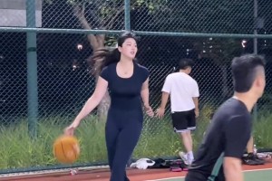 谁说瑜伽裤只能练瑜伽？看“肘子姐”野球场slay全场！
