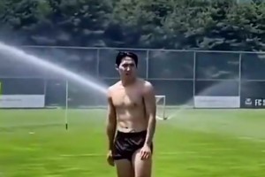 李刚仁看着像中学生，衣服脱了身材吊炸天！怪不得对抗上不吃亏