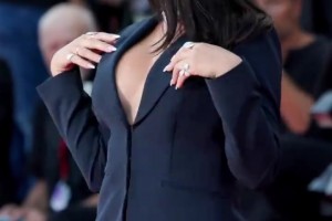 自信放光芒！乔治娜在电影节红毯上展示身材服饰